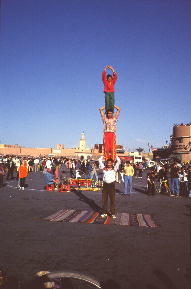 mar99_199 marrakech djma el fnaa.jpg - Centre Sud, avr-99 Marrakech Sur la place Djma El Fnaa s'organisent les spectacles de tous les soirs : conteurs, jongleurs, charmeurs de serpents Elite Chrome 100